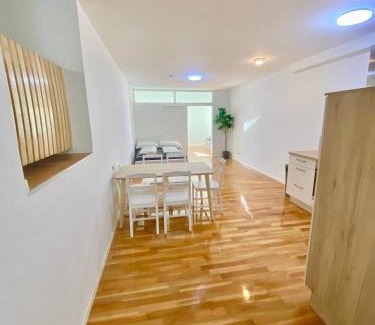 Grinzing Apartment | 80m2 Apartment with Terrace & Free Parking