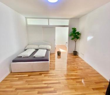 Grinzing Apartment | 80m2 Apartment with Terrace & Free Parking