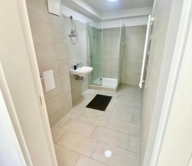 Grinzing Apartment | 80m2 Apartment with Terrace & Free Parking