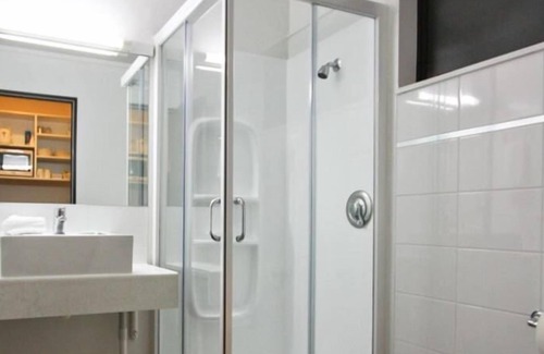 Petone Hotel | 83 By the Sea Motor Lodge