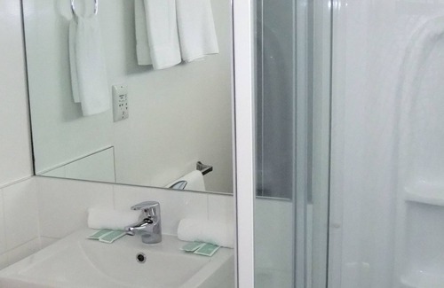 Petone Hotel | 83 By the Sea Motor Lodge