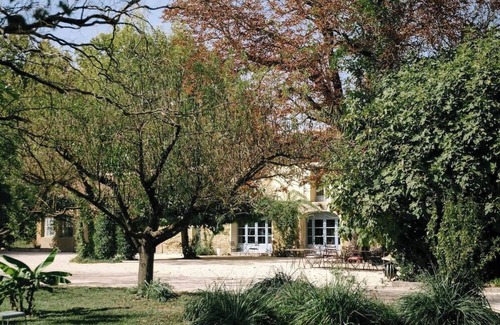 Althen-des-Paluds House | 84B5 - Hibiscus, suite in an 18th century Provencal farmhouse