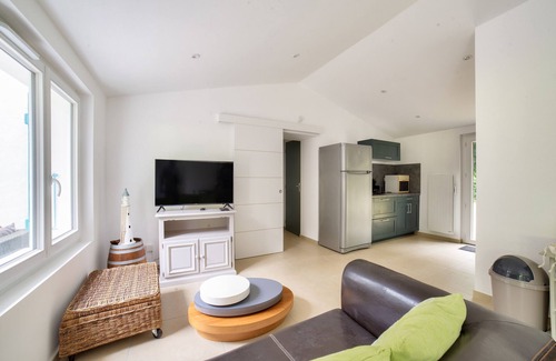 Longeville-sur-Mer Ski Chalet | 850 from de beach, new house for 6 in the wood