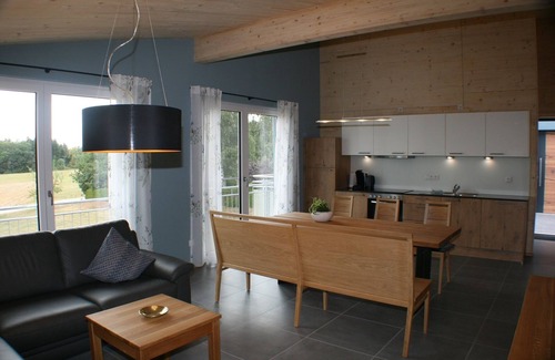 Aue Apartment | 86qm-große Komfort-Ferienwohnung mit Terrasse für 5 Leute, geeignet für Allergiker, waldnah