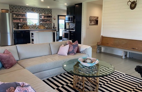 Fayetteville Other | 8mi. to Roundtop- Remodeled Farmhouse+Party Barn+Pool