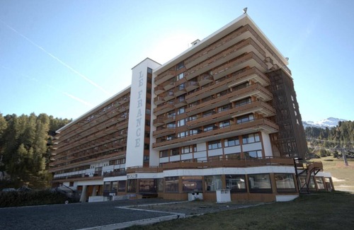 Plagne Centre Apartment | 8th floor, view mountain, balcony, tv, ski locker, 16m², La Plagne
