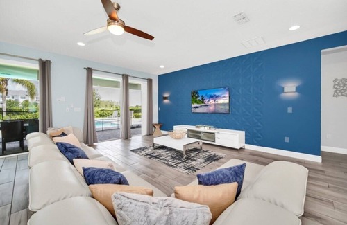 Bay Lake Villa | 9 Bed/9Bath/LARGE POOL AND HOT TUB/only 10 mins Disney/Stylish and Contemporary