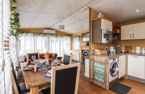 Clacton-on-Sea Cottage | 9 BIRCH GROVE, pet friendly, with a garden in St. Osyth
