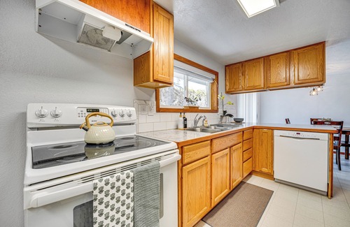 George House | 9 Mi to The Gorge: Updated Retreat w/Yard!