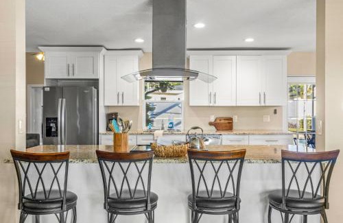 Seminole House | 9 mins to Beach Pool Fire Pit Sleeps 10
