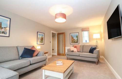 Burford House | 9 Windrush Heights