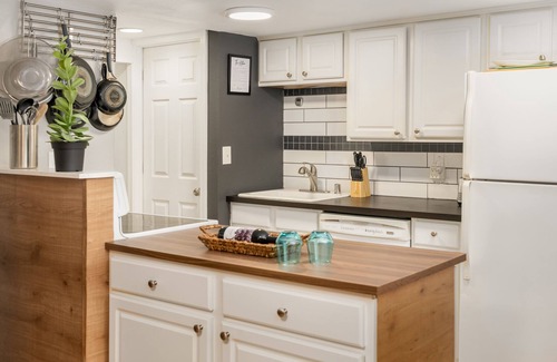 Three Tree Point Apartment | 900 Sqft Modern One Bedroom Close to Ocean/Airport with W/D and Private garage
