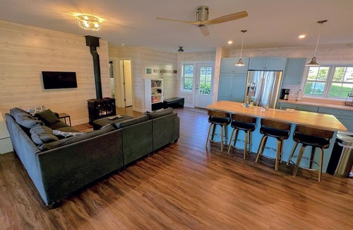 Whitefield House | 91WR Lake vibes and views at this waterfront home in the White Mountains! Dog Friendly!