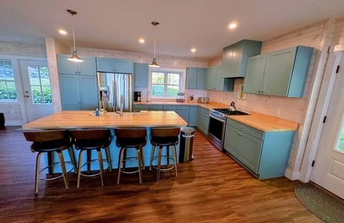 Whitefield House | 91WR Lake vibes and views at this waterfront home in the White Mountains! Dog Friendly!