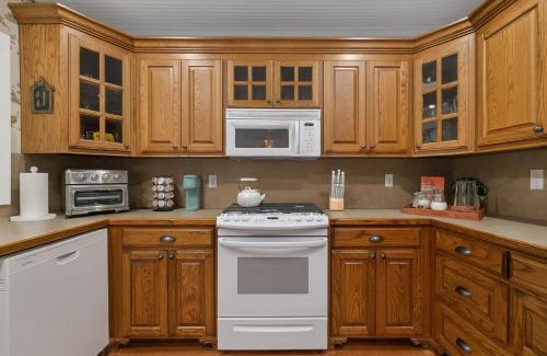 Tyler House | A 1921 Craftsman With Charm!