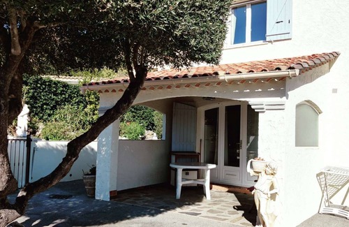 Cavalaire-sur-Mer Apartment | A 2 mn du Centre, de la Plage de Cavalaire . Rez de Villa Avec Piscine-spa