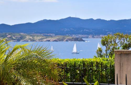 Sanary-sur-Mer Apartment | A 5 min à pied de la plage et 10 min du port, T2 vue mer avec vaste terrasse et parking privé - prestations haut de gamme