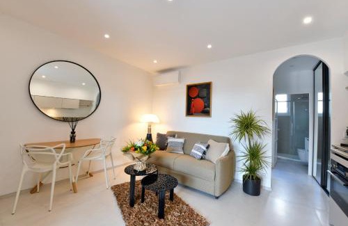 Sanary-sur-Mer Apartment | A 5 min à pied de la plage et 10 min du port, T2 vue mer avec vaste terrasse et parking privé - prestations haut de gamme
