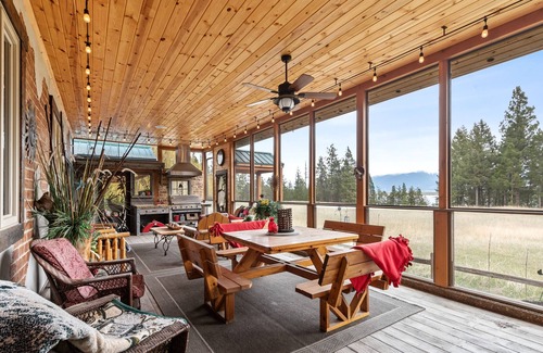 Rexford House | A Beautiful Log Cabin in West Kootenai