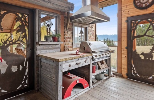 Rexford House | A Beautiful Log Cabin in West Kootenai