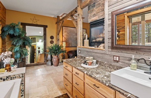 Rexford House | A Beautiful Log Cabin in West Kootenai