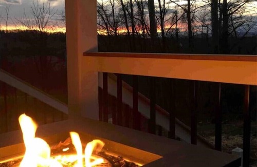 Naples Cottage | A beautiful Sunset Cottage. Amazing Mountain View’s and Sunsets.