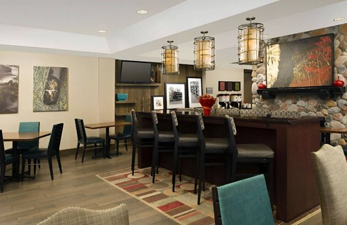 I-435 West KC-KS House | A Blissful Vacation for Couples! Free Breakfast