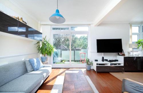 Copers Cope Apartment | A Charming 1BR apartment in Bromley