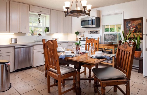 Kerrville Cottage | A Charming 2/1.5 cottage on the Kerrville RiverTrail near all town amenities.