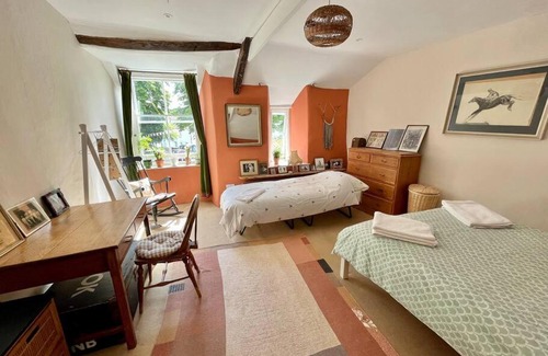 Stratton House | A charming, colourful, country cottage.