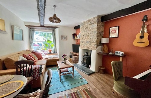Stratton House | A charming, colourful, country cottage.