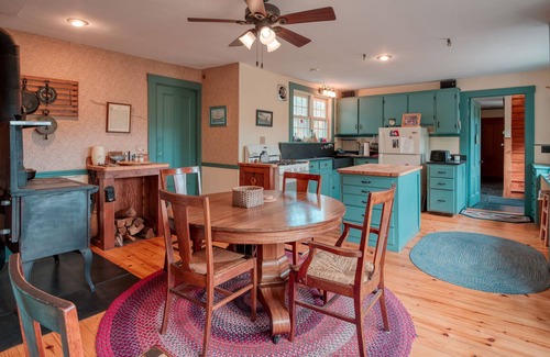Freedom House | A Charming Family-Friendly Historic House, Lake Access & a Peaceful Meadow View