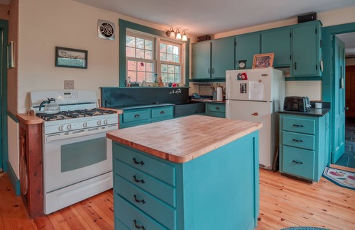 Freedom House | A Charming Family-Friendly Historic House, Lake Access & a Peaceful Meadow View