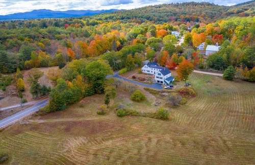 Freedom House | A Charming Family-Friendly Historic House, Lake Access & a Peaceful Meadow View