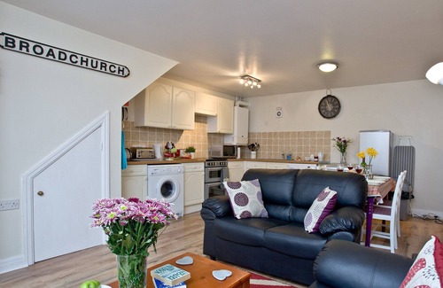 Bridport House | A charming two bedroom cottage perfect for a family break to Dorset.