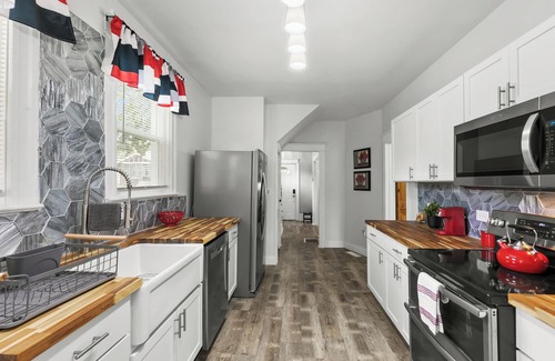 St. Louis House | A Chateau Experience! Easy Access, Relaxed Vibes near Airport, Hospitals & HWYs