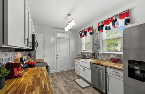 St. Louis House | A Chateau Experience! Easy Access, Relaxed Vibes near Airport, Hospitals & HWYs