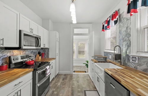 St. Louis House | A Chateau Experience! Easy Access, Relaxed Vibes near Airport, Hospitals & HWYs