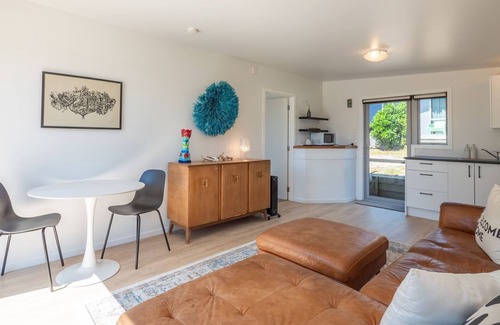 Pohara Cabin | A cosy cabin just a few steps from the beach