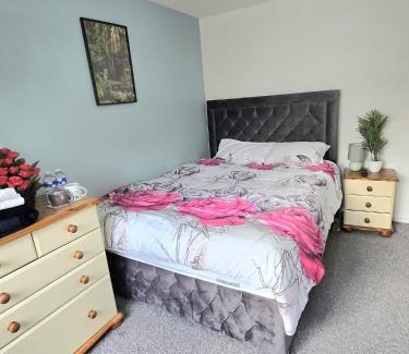 Stonnall House | A cosy room with a king-sized bed & Netflix TV
