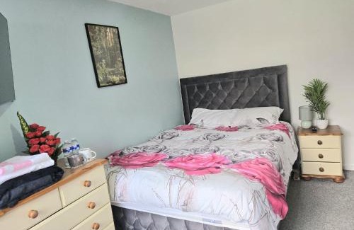 Stonnall House | A cosy room with a king-sized bed & Netflix TV