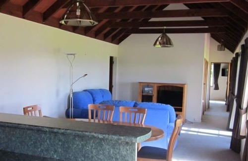 Owhata Cottage | A country feel with lake views