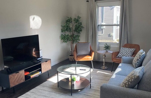 Brantford House | A cozy 3 bedroom house is ideal for your family and pets.
