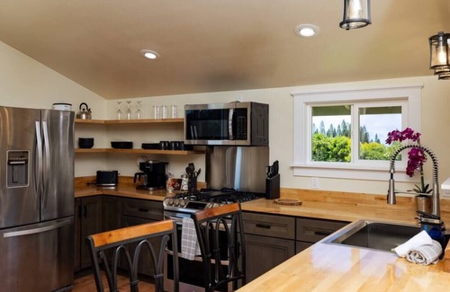 Hawi House | A Cozy Cabin in the Country