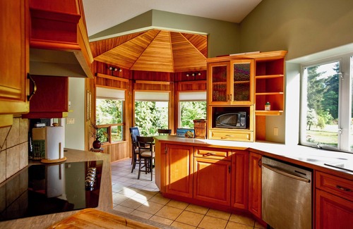 Regional District of Nanaimo House | A cozy forest retreat near the lake, perfect for families or groups.