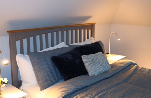 South Hornchurch House | A family friendly stay with entertainment, large garden & mins from London city