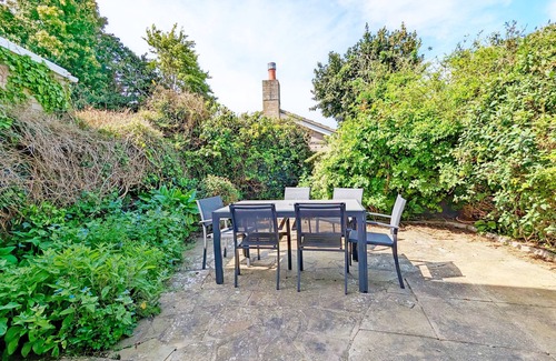 West Wittering Cottage | A family house that sleeps 5 guests in 3 bedrooms