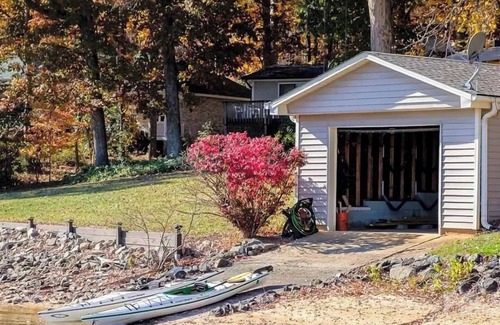 Lake Norman of Catawba Cottage | A Frame of Mind by Avantstay Private Dock + View