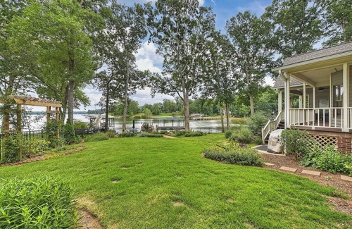 Lake Norman of Catawba Cottage | A Frame of Mind by Avantstay Private Dock + View