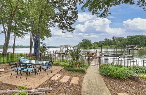 Lake Norman of Catawba House | A Frame of Mind by AvantStay Private Dock View